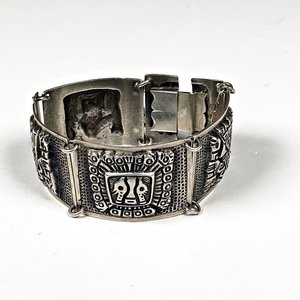 Lote siguiente: Brazalete de Plata con Diseño Azteca