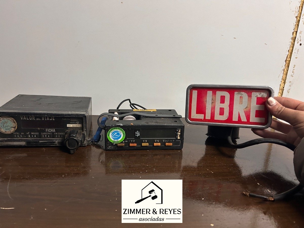 Lote de Taxímetros Antiguos y Cartel "Libre" de Taxi