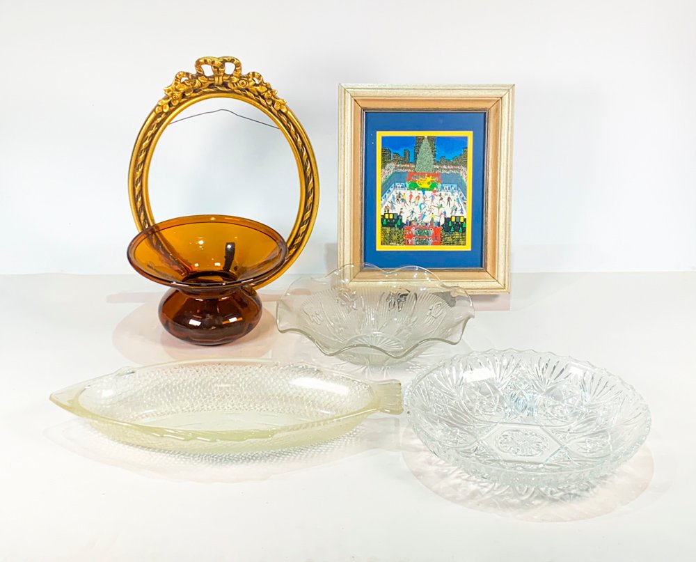 Lote siguiente: Lote de arte decorativo con marco oval dorado y fuentes de vidrio