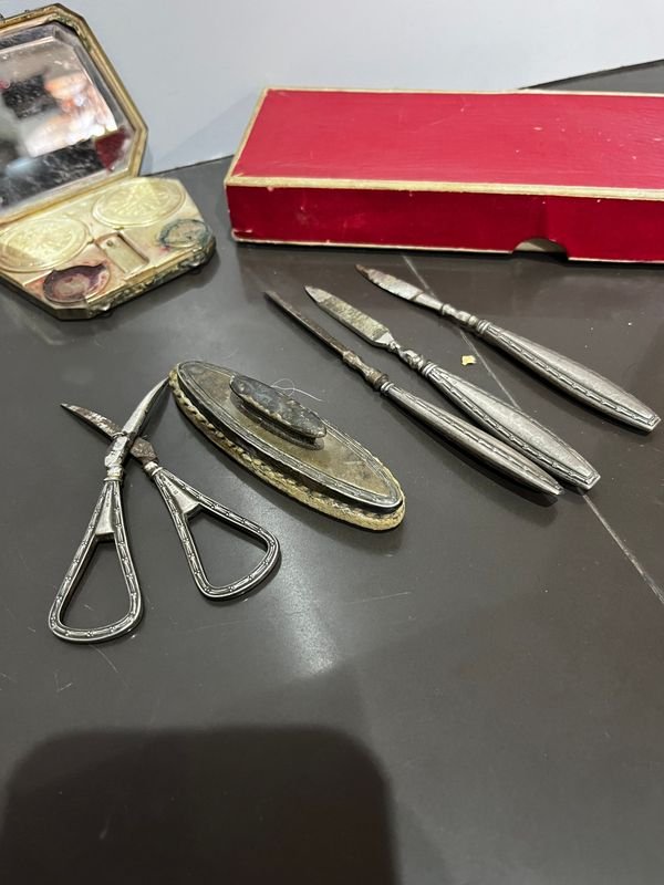 Set de manicura antiguo con herramientas de cuidado personal - imagen 2