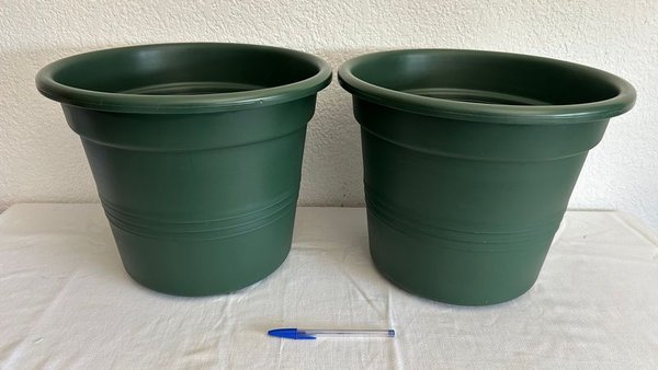 Dos Macetas Verdes de Plástico, 35cm de Diámetro