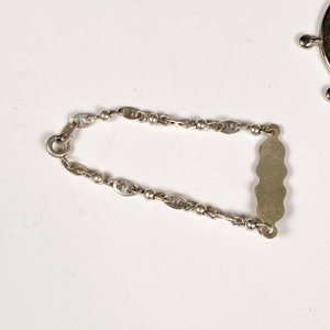 Conjunto de Cuatro Piezas de Joyería: Pulsera de Plata, Colgante de Timón, Colgante de Moneda y Aretes con Piedras Verdes - imagen 5