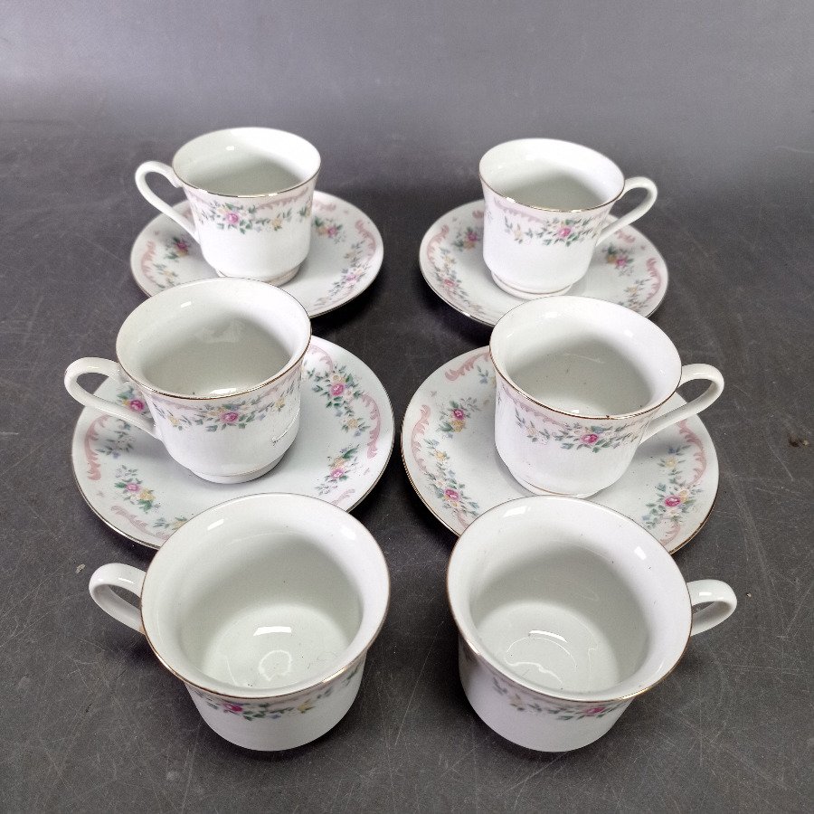 Juego de 6 Tacitas y 4 Platitos de Porcelana China con Flores