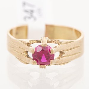 Anillo de Oro 18k con Piedra Roja - imagen 1