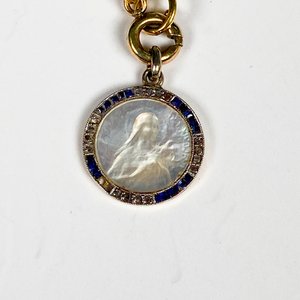 Pulsera de Oro 18k con Medallita Religiosa, Diamantes y Zafiros Azules - imagen 3