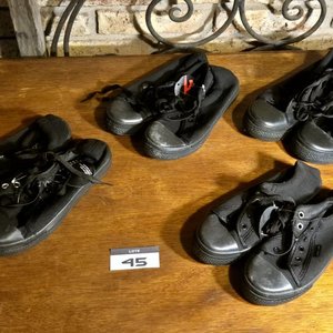 Lote anterior: 4 Pares de Championes Negros de Lona para Niños