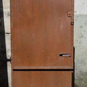Puerta metalica con postigo muy segura - imagen 3