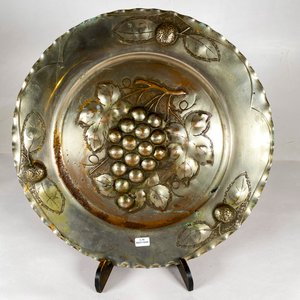 Gran Plato Decorativo en Metal Repujado con Motivo de Uvas - imagen 3