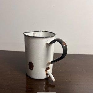 Jarra Antigua de Esmalte Blanco con Pico y Asa Negra - imagen 3