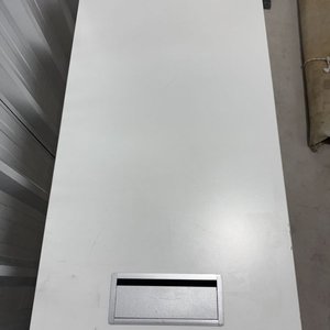 Escritorio Blanco Moderno con Estructura Metálica y Tapa de Madera - imagen 7