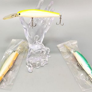 Lote siguiente: Lote de 3 Señuelos de Pesca Tipo Minnow con Babero y Anzuelos