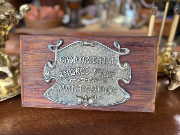 Antigua placa de metal Art Nouveau sobre madera - imagen 1