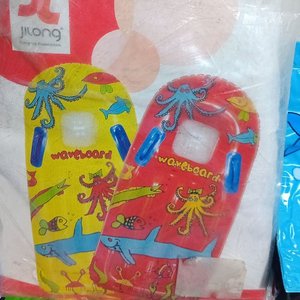 Colchoneta Inflable de Piscina con Salvavidas y Brazaletes para Niño - imagen 2