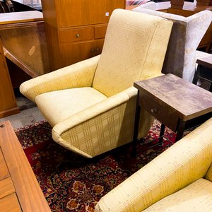 Mesa de centro de madera y sillones de tapizado estampado - imagen 2