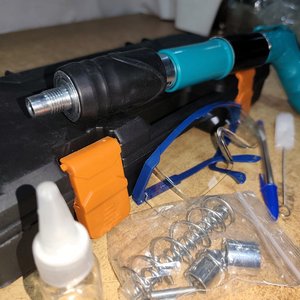 Remachadora/Clavadora para Fulminantes con Accesorios en Caja - imagen 5