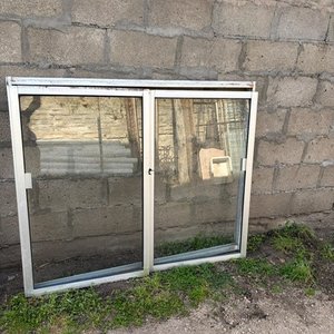 Lote siguiente: Ventana de Aluminio Corredera 140x115 cm
