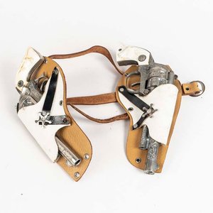 Juego de cowboys compuesto por cinturón con dos cananas y dos revolveres - imagen 1