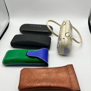 Lote siguiente: Lote de 5 Estuches y Fundas para Anteojos Variados
