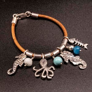 Lote siguiente: Pulsera de Cuero con Dijes de Plata 950 y Piedras Turquesas