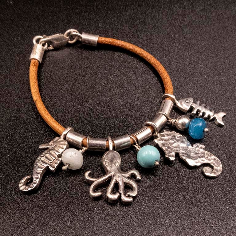 Pulsera de Cuero con Dijes de Plata 950 y Piedras Turquesas
