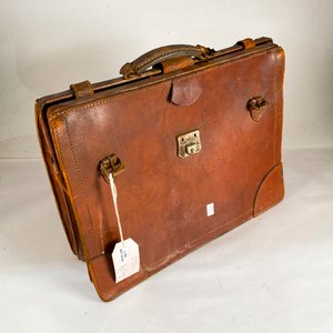 Maletín Antiguo de Cuero Marrón con Detalle de Marca Grabada - imagen 2