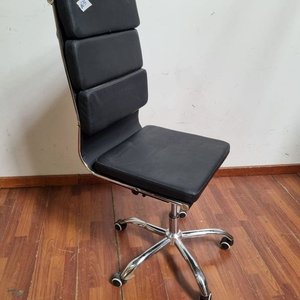 Sillón de Oficina Negro con Base Cromada y Ruedas - imagen 2