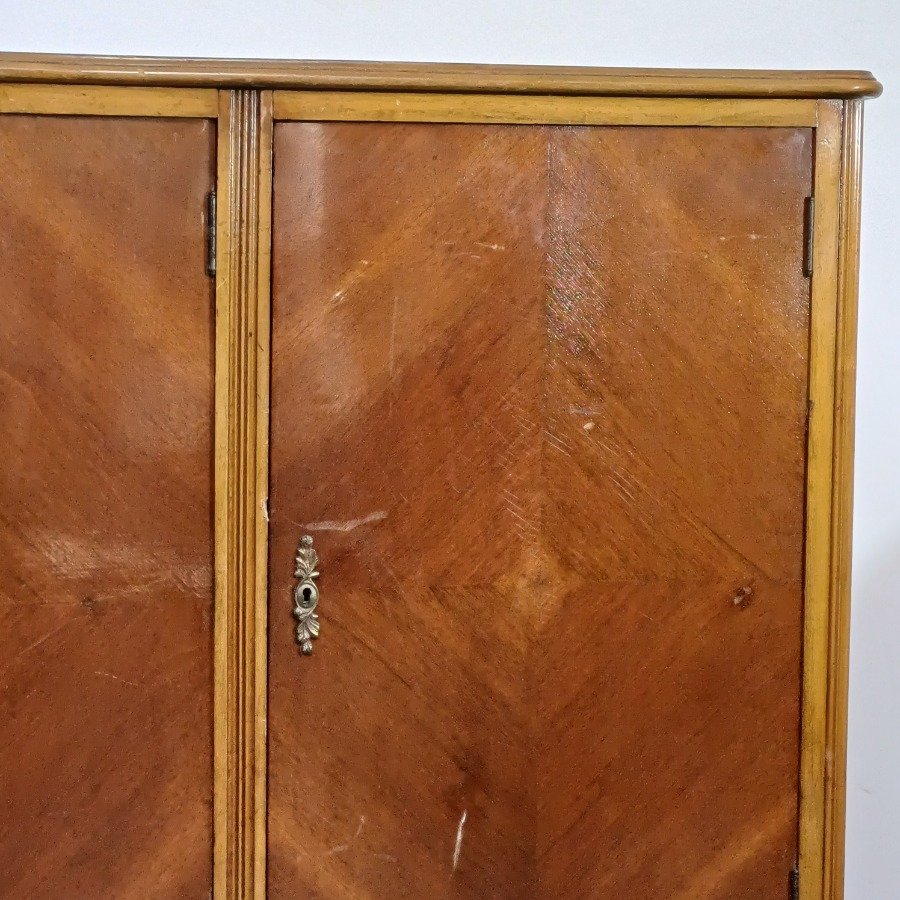 Muebles de estilo Luis XV, con detalles de madera tallada y patrones de parqué - imagen 10