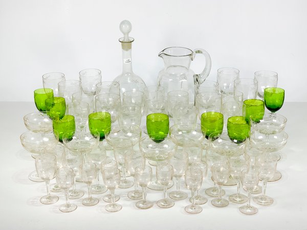 Lote siguiente: Colección de copas de vidrio talladas y decoradas