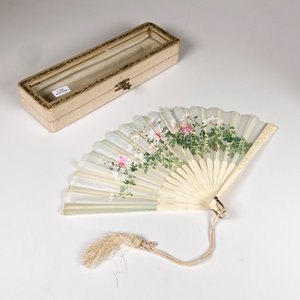 Abanico de Marfil y Seda con Decoración Floral y Abaniquera - imagen 2