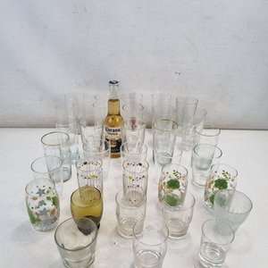 Lote anterior: Lote de 33 Vasos Surtidos con Decoraciones Variadas