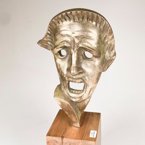 Máscara de Teatro Antigua en Bronce Plateado sobre Base de Madera - imagen 3