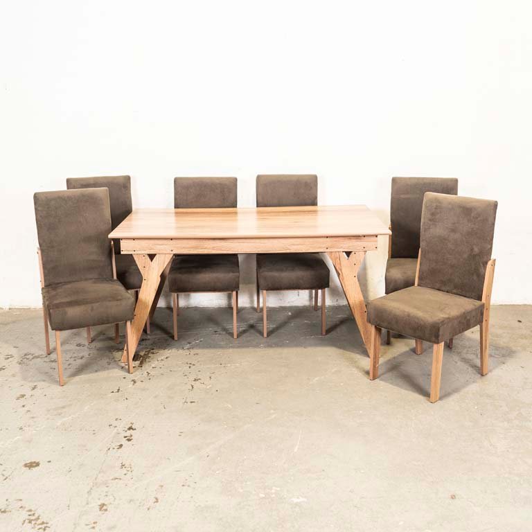 Lote siguiente: Mesa de comedor con seis sillas tapizadas para una decoración acogedora