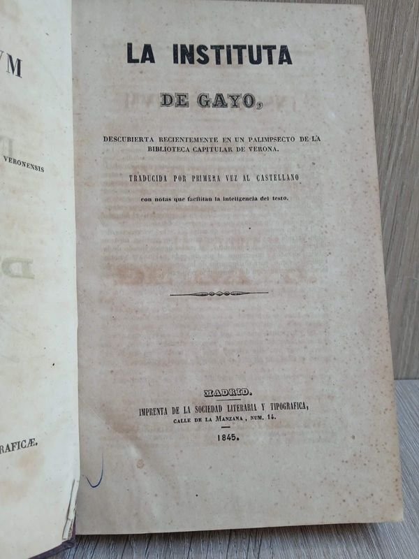Libro antiguo con letra dorada y encuadernación - imagen 2