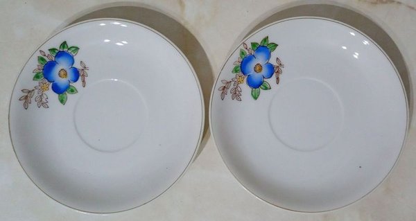 Dos Platillos de Porcelana Japonesa Vintage con Flores Azules y Filigrana Dorada - imagen 1