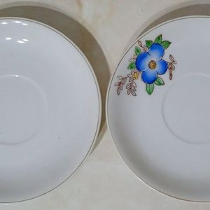 Dos Platillos de Porcelana Japonesa Vintage con Flores Azules y Filigrana Dorada - imagen 1