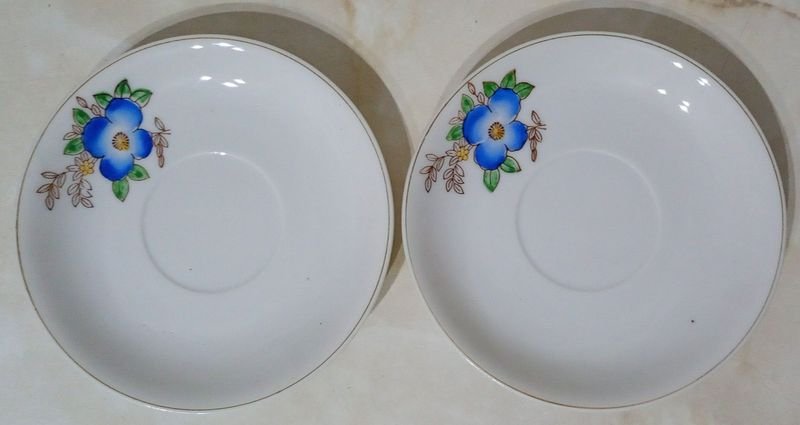 Dos Platillos de Porcelana Japonesa Vintage con Flores Azules y Filigrana Dorada