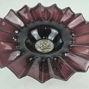 Centro de Mesa Vintage Vidrio Bordó con Base Metálica Ornamentada - imagen 5