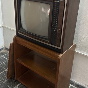 Lote anterior: Televisor Antiguo con Mueble Rack de Madera