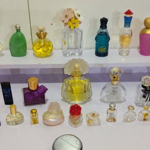 Lote de 30 Frascos de Perfumes Importados Decorativos - imagen 5