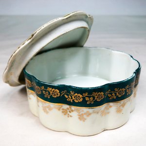 Alhajero de Porcelana Alemana con Guarda Verde y Dorada - imagen 3