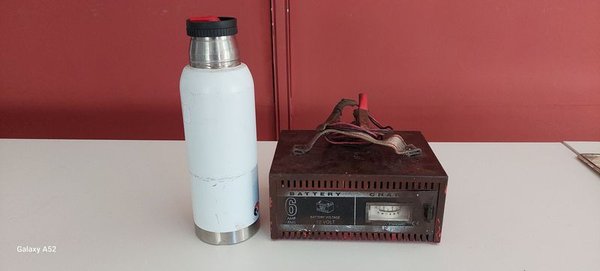 Cargador de batería vintage con características únicas - imagen 4