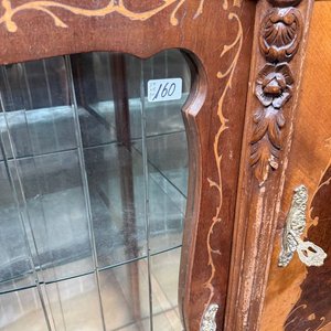 Lote anterior: Cristalero Antiguo de Madera Maciza con Marqueterie y Vidrio