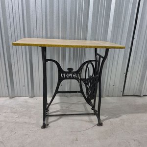 Mesa de Apoyo con Base de Hierro Fundido de Máquina de Coser Antigua Adler - imagen 1
