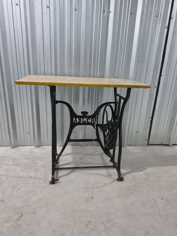 Mesa de Apoyo con Base de Hierro Fundido de Máquina de Coser Antigua Adler