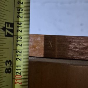 Ropero de Madera con Tres Puertas, Estantes y Cajones - imagen 6