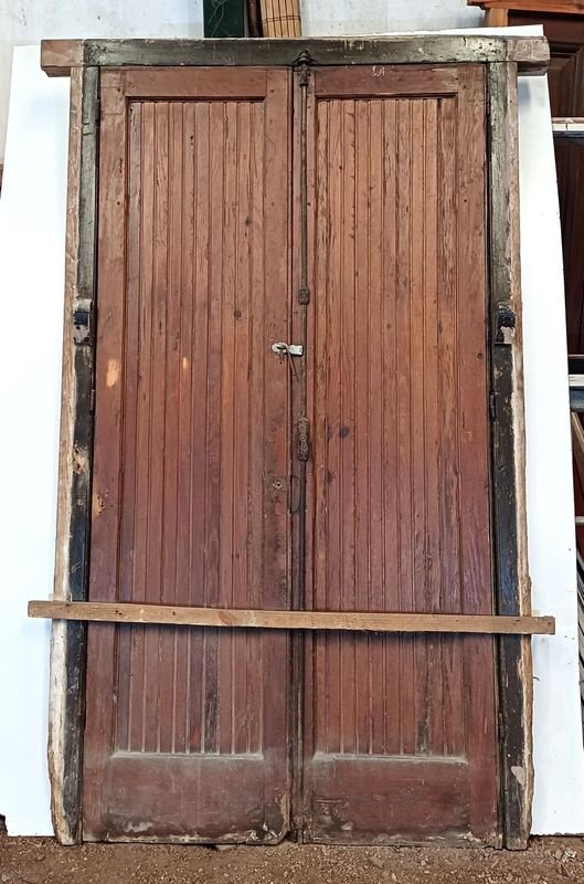 Lote siguiente: Puerta de dos hojas con marco, completamente en pinotea