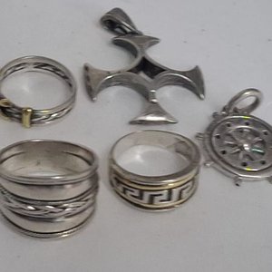 Lote anterior: Lote de Joyas de Plata: Anillos y Colgantes