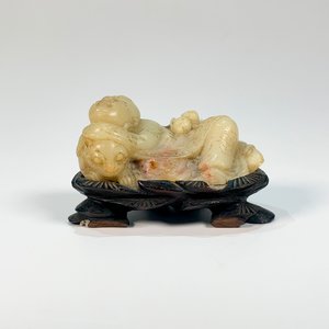 Buda Recostado en Piedra Blanca con Base de Madera - imagen 1