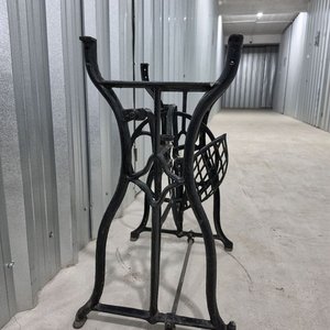 Mesa de Apoyo con Base de Hierro Fundido de Máquina de Coser Antigua Adler - imagen 6