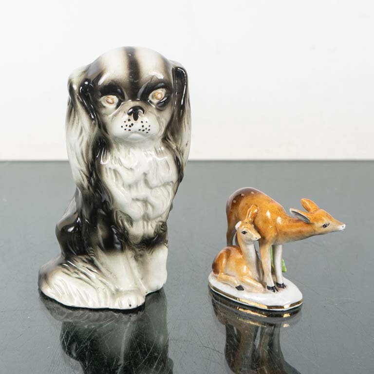 Figura de Perro de Loza y Grupo de Ciervos Decorativos